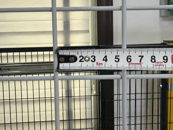 A hole size measurement image of workshop safety fence all welded type aluminum alloy.
