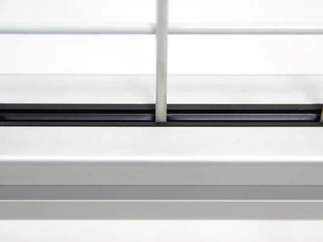 A mesh panel and horizontal rail connection detail of workshop safety fence all welded type aluminum alloy.