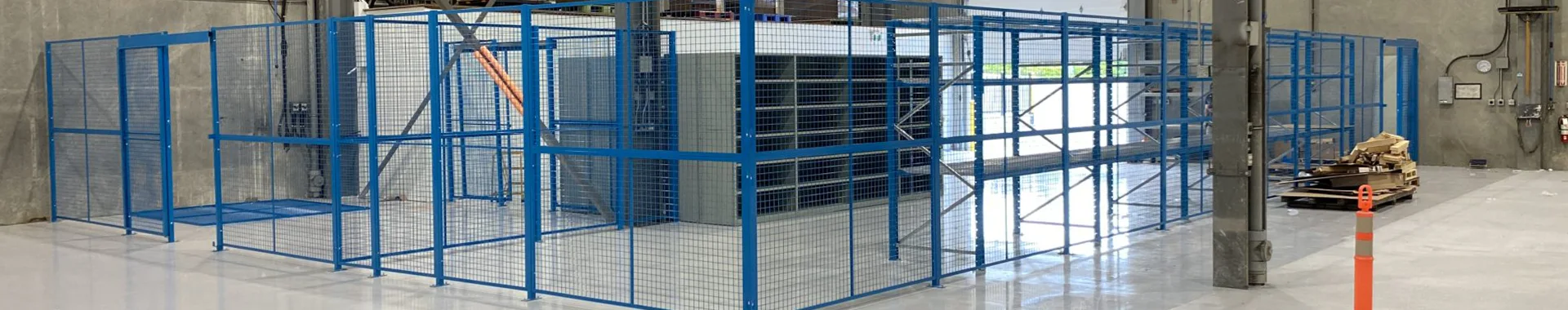 Des clôtures de sécurité d'atelier sont installées pour la cloison d'entrepôt.